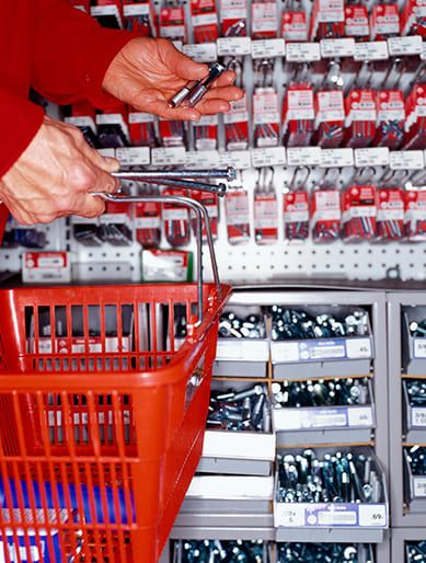 Ferretería Flores hombre comprando pernos